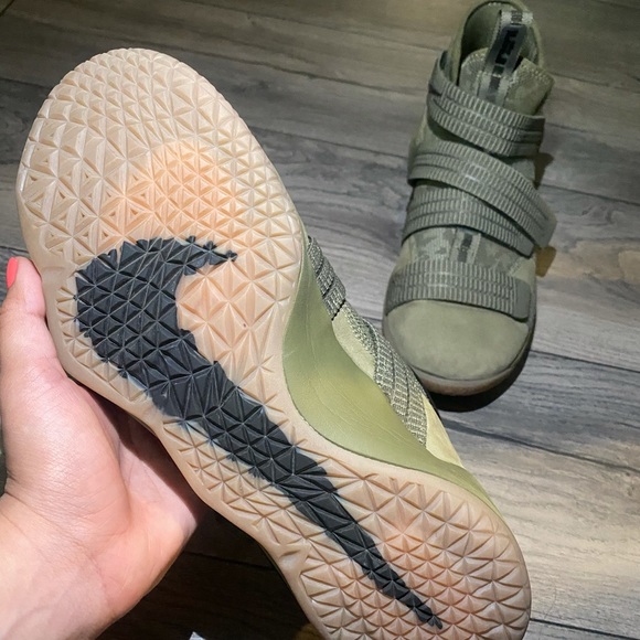 Lebron basketball shoes - Picture 2 of 4